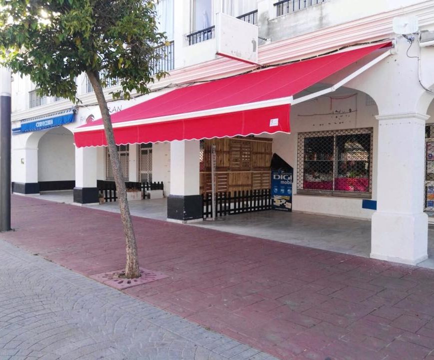 Toldo instalado en un local